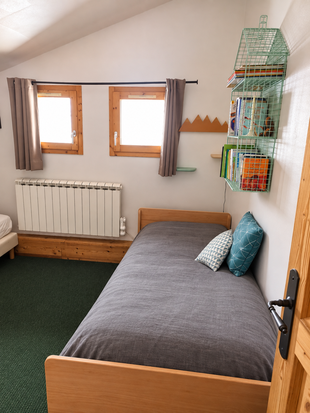 Chambre parentale lumineuse avec accès balcon et vue montagne