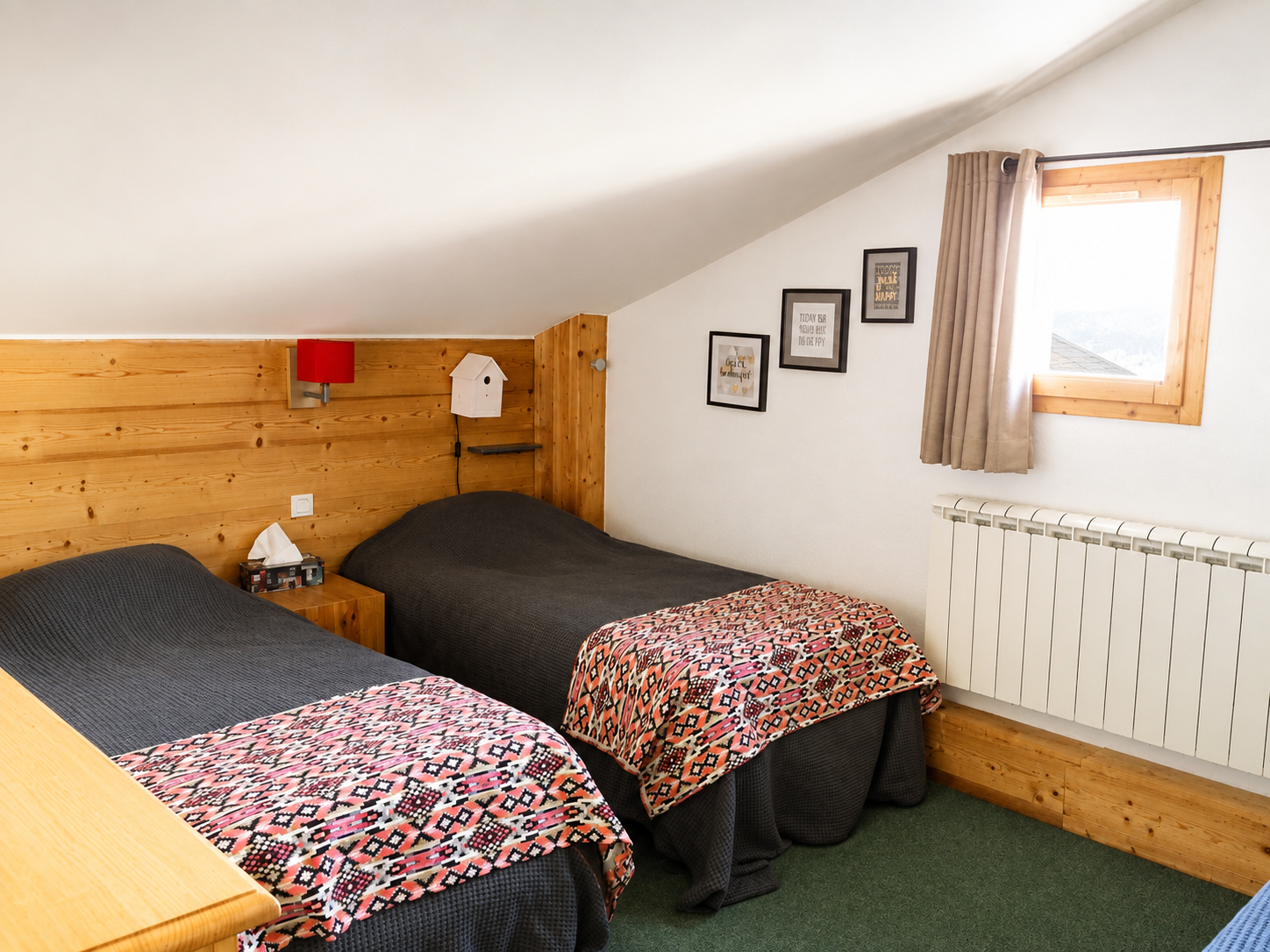 Grande chambre sous charpente de 9m2 en mezzanine avec 3 lits simples