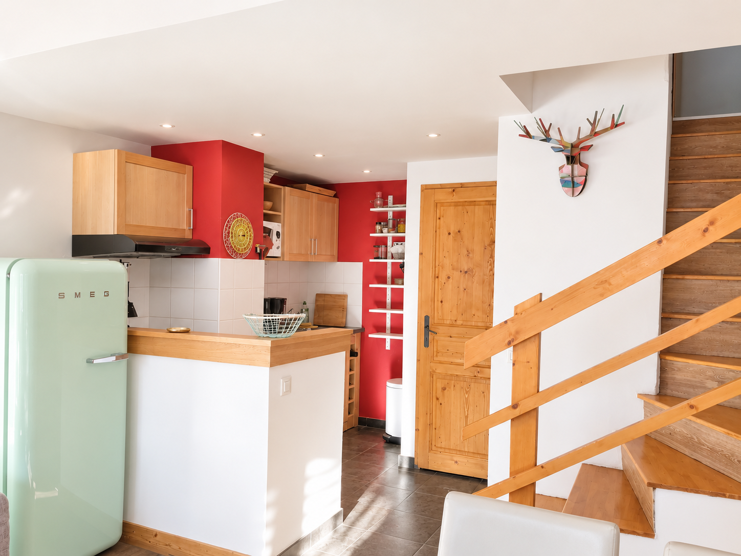 Cuisine américaine équipée avec lave-vaisselle et plaques de cuisson