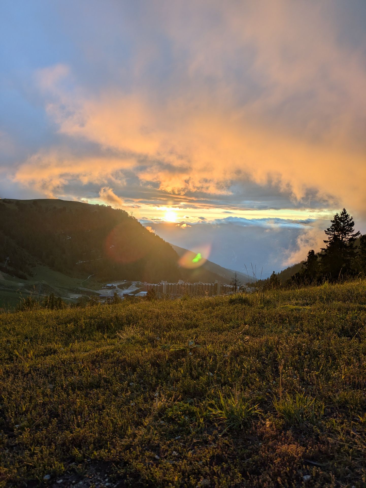 Coucher de soleil sur les sommets alpins de La Plagne