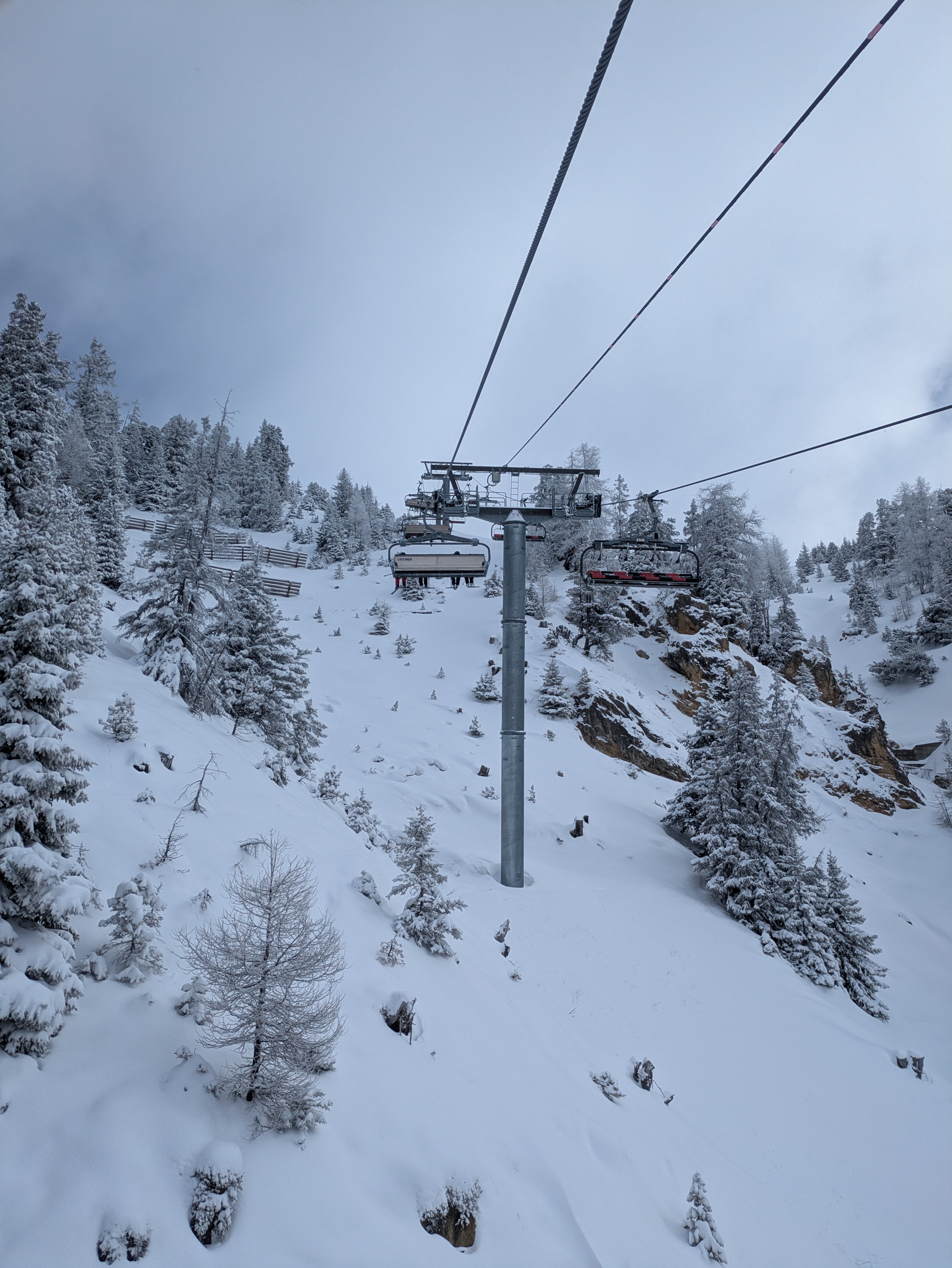 Skieurs profitant des pistes devant Le Centaure