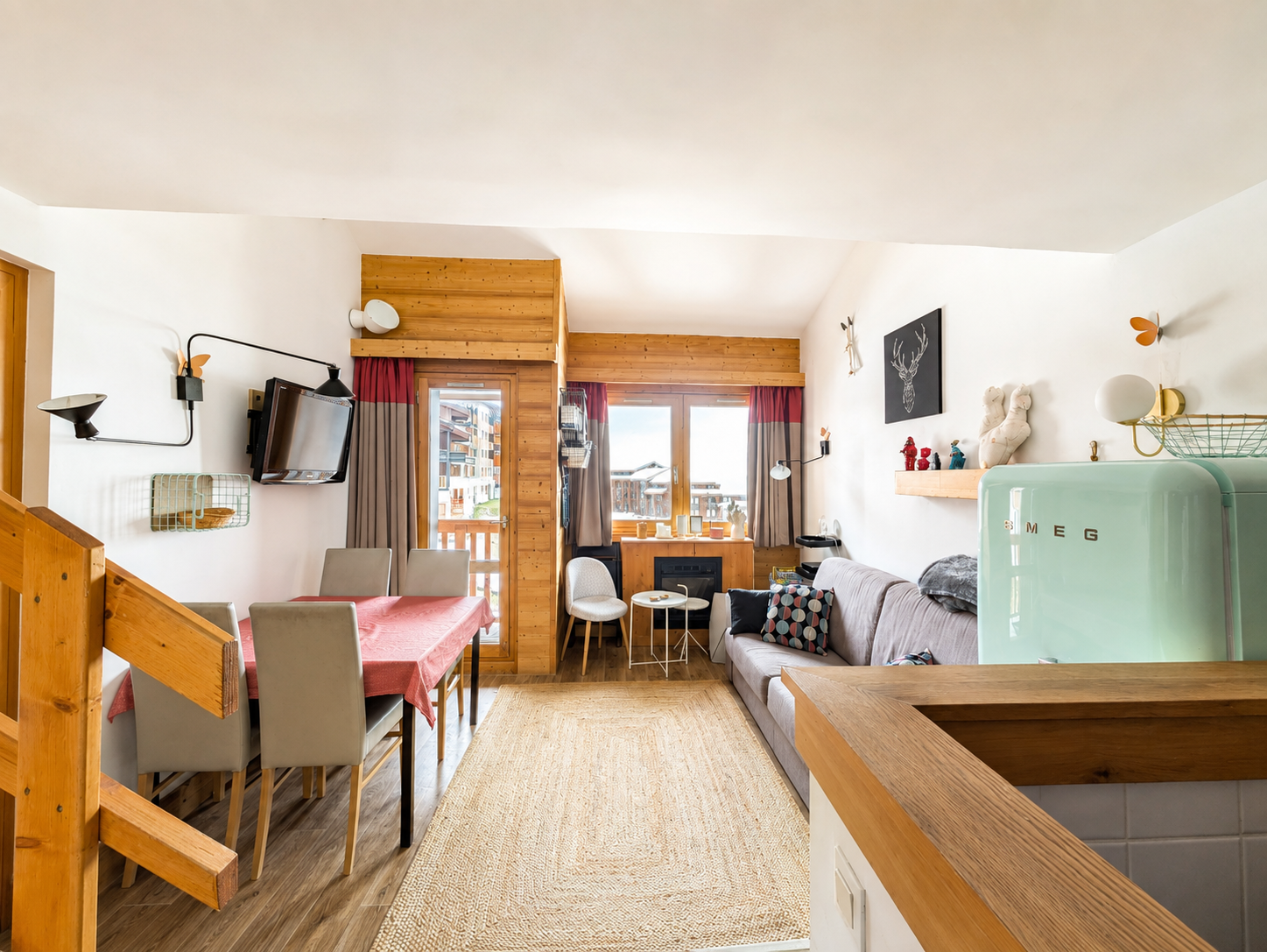 Salon et salle à manger chaleureux du duplex 515 Le Centaure