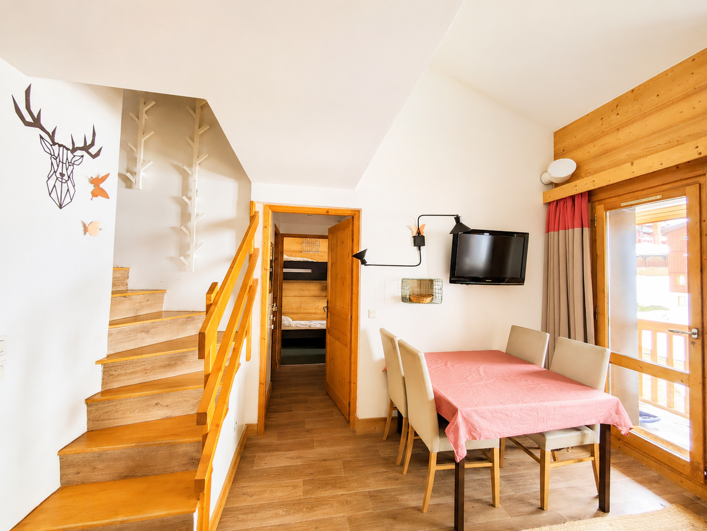 Coin salon lumineux avec canapé spacieux et vue montagne à Belle Plagne