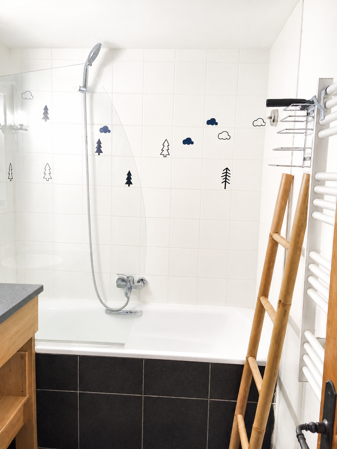 Salle de bain moderne avec baignoire et meuble vasque