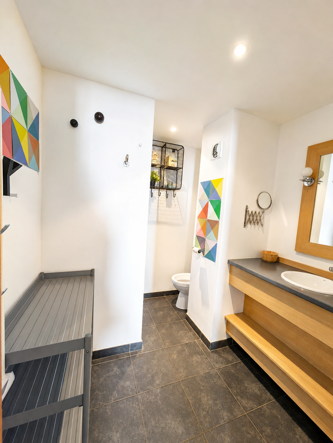 Deuxième espace sanitaire avec douche et lave-linge séchant